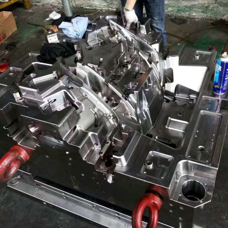 इंजेक्शन मोल्ड्स के लिए इलेक्ट्रिकल डिस्चार्ज मशीनिंग (EDM) का महत्व